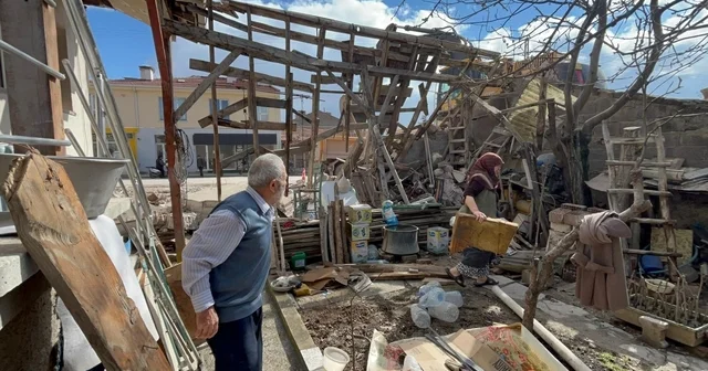 Eskişehir de ilginç kaza; belediye ekipleri yaşlı çiftin evini adeta başına yıktı Duvarları yıkıldı, bodrumlarına su doldu, yaşlı çift suyu süngerle tahliye etti Eskişehir Haberleri