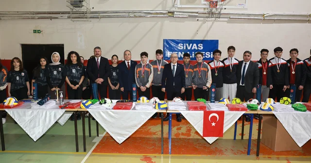 Sivas Valisi Şimşek, spor malzemesi dağıtımına katıldı Sivas Haberleri