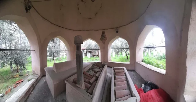 Tarihi Hüsrev Ağa Camisi nin haziresi tahrip edildi Manisa Haberleri