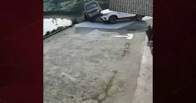 Çin de aracını park etmek isteyen sürücü çarptığı araçla birlikte suya uçtu