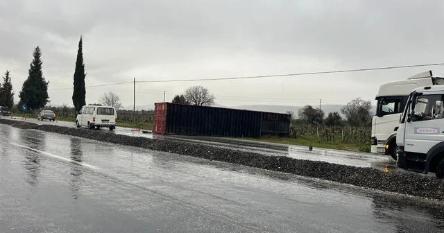 Denizli de kayganlaşan yolda tırın dorsesi yola savruldu Denizli Haberleri
