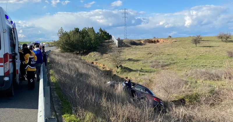 Yoldan çıkan otomobil tarlaya savruldu: 3 yaralı