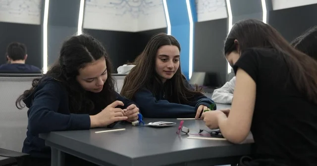 Öğrenciler akademisyenlerle buluştu Bilim Merkezi nde kariyer günleri etkinliği Düzce Haberleri