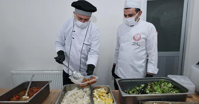 Sivas Belediyesi her gün 400 ihtiyaçlı ailenin iftar sofrasını kuruyor Sivas Haberleri