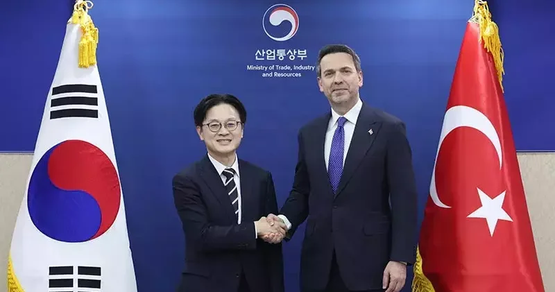 Bakan Bayraktar, Kore Ticaret, Sanayi ve Kaynaklar Bakanı Kim ile görüştü