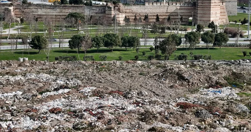 SON DAKİKA... CHP li İstanbul Büyükşehir Belediyesi nden çevre kirliliği skandalı: Kazlıçeşme Meydanı moloz döküm sahası haline geldi!