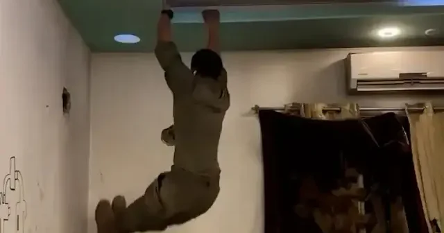 Barbar İsrail askeri Filistinlinin evinde barfiks çekerken yere kapaklandı VİDEO İZLE