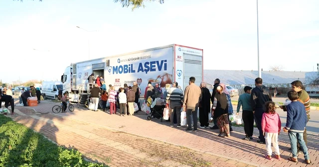 Büyükşehir in geleneksel iftar ikramı sürüyor Mobil Aşevi iftarda mahalle mahalle dolaşıyor Antalya Haberleri