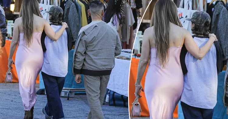 Dört evliliği tarihe gömüldü ama hala çok romantik! Dantelli elbiseyle bit pazarında