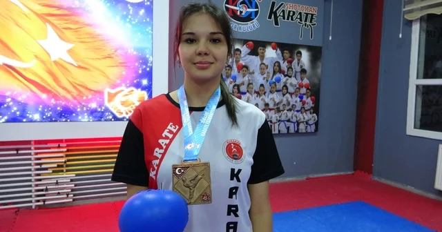 Babası kendini savunmayı öğren dedi, o şampiyon oldu Ispartalı milli karateci Dua Uğur dan Balıkesir de şampiyonluk Isparta Haberleri