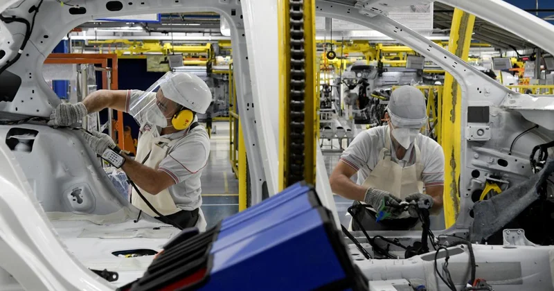 Almanya da iyileşen ekonomik verilere rağmen şirketler daha fazla işten çıkarma planlıyor