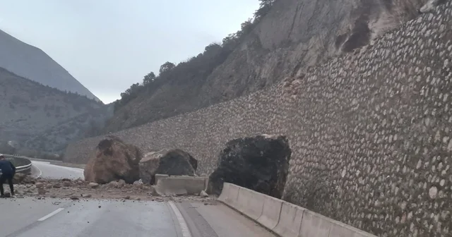 Amasya da dağdan kopan dev kayalar yolu ulaşıma kapattı Amasya Haberleri