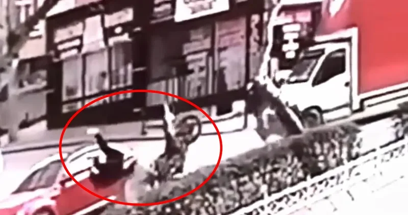 Motosikletli önce kamyonete sonra otomobile çarpıp takla attı! O anlar kamerada