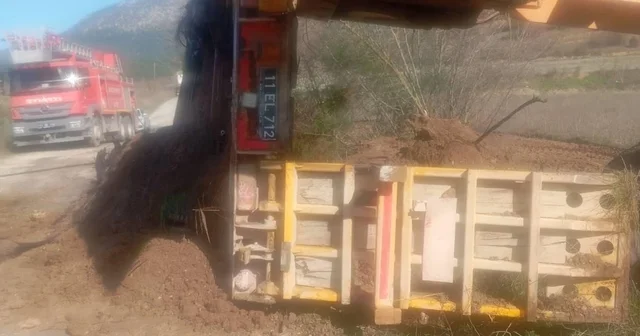 İl Özel İdareye ait tırın dorsesi yandı Bilecik Haberleri