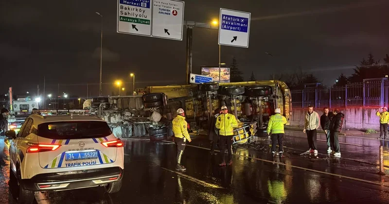 İstanbul da hafriyat kamyonu bariyere çarparak devrildi: 2 yaralı