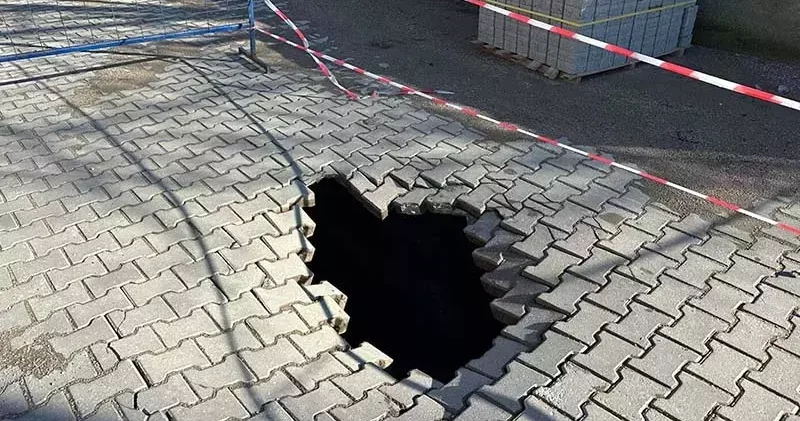 Çanakkale de sağanak nedeniyle yol çöktü