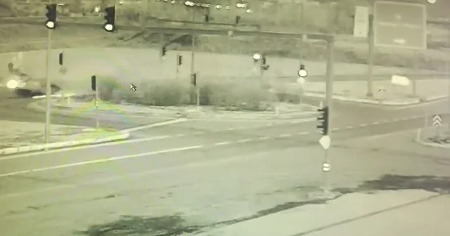 Bingöl de taklalar atan aracın ters döndüğü kaza kameralara yansıdı Bingöl Haberleri