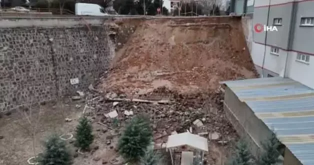 Nevşehir de istinat duvarı büyük bir gürültüyle çöktü