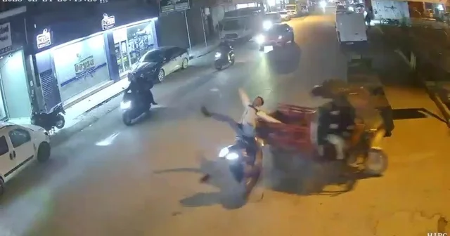 Adana da 2 motosiklet çarpıştı... Kaza anı kamerada Adana Haberleri