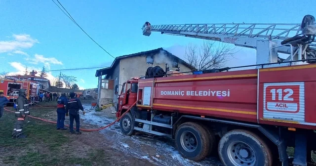 Domaniç te çatı yangını Kütahya Haberleri