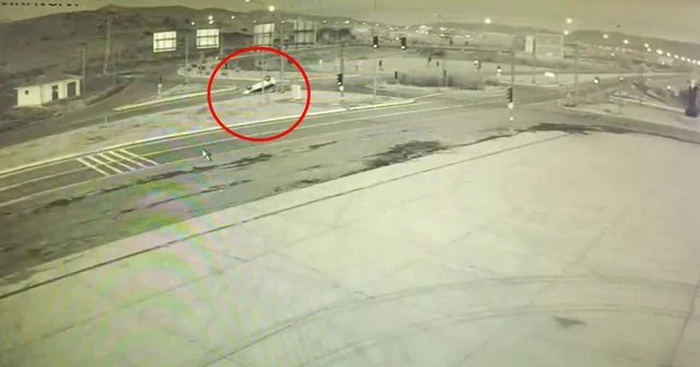 Hafif ticari araç, direğe çarparak takla attı; kaza kamerada Bingöl Haberleri