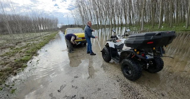 Edirne de taşkın suları bedava yıkamaya dönüştü: Taşkını fırsata çevirdiler Edirne Haberleri