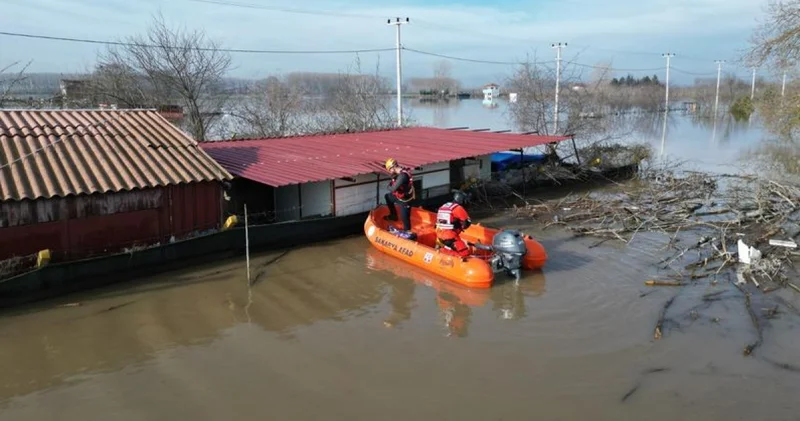 Edirne’de nehir taşkınında mahsur kalan 3 kişi kurtarıldı