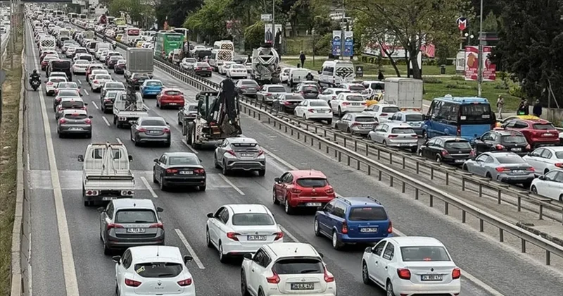 İstanbul da trafik felç! Araçlar güçlükle ilerliyor