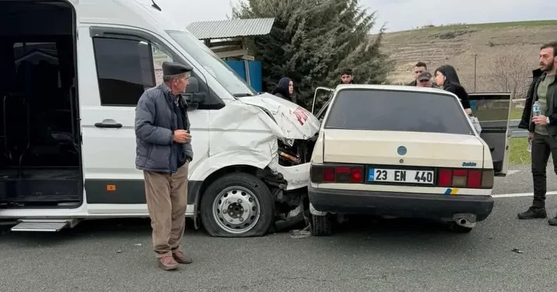 Yolcu minibüs ile otomobil çarpıştı