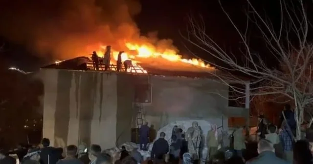 Evin çatısı alevlere teslim oldu, köylüler kovalarla tankere su taşıdı Siirt Haberleri