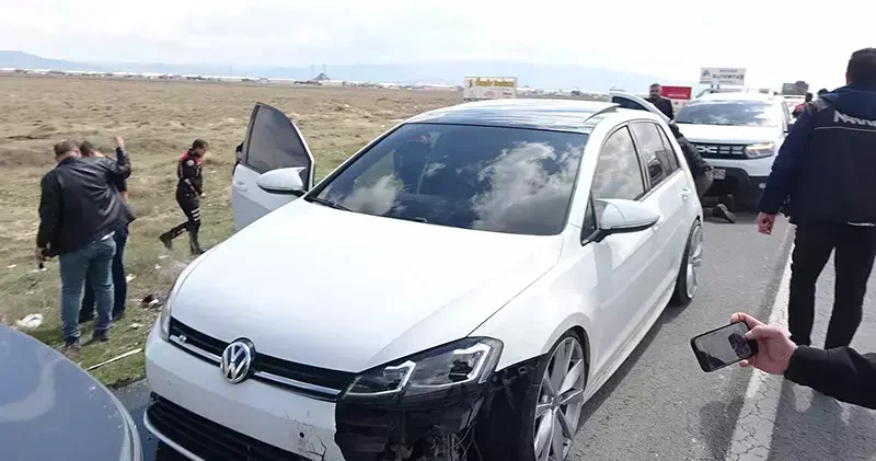 Kaçarken otomobiliyle 2 araca çarpan sürücü, 30 kilometrelik takiple yakalandı