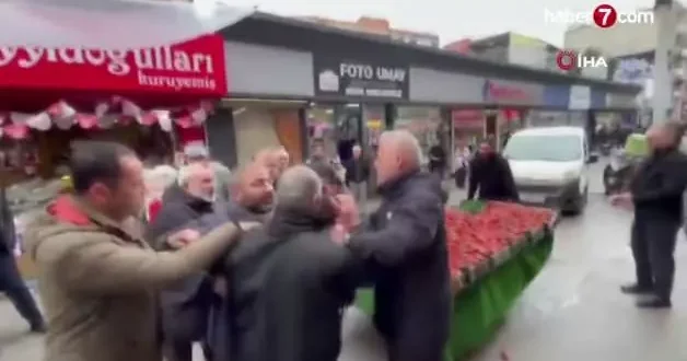 Seyyar satıcıdan zabıtaya tekme tokat saldırı: Pazarı birbirine kattı