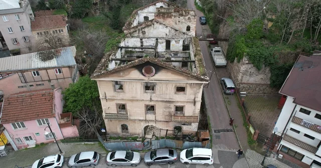 156 yıllık tarihi bina yangında zarar gördü Yangının boyutu gün ağarınca dronla görüntülendi Bursa Haberleri