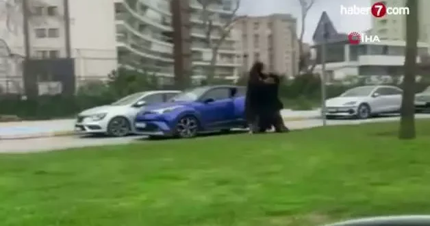 Birbirini yerde sürükleyen kadınların kavgası: ‘Ayıp, ejderha kadınlar sizi’