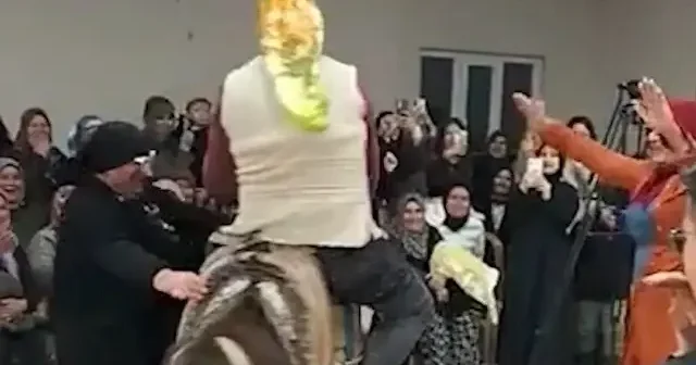 Kına gecesinde eşekli şov: Davetlilerin üzerine düştü VİDEO İZLE