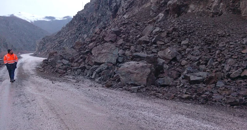 Yüksekova Hakkari kara yolunda heyelan