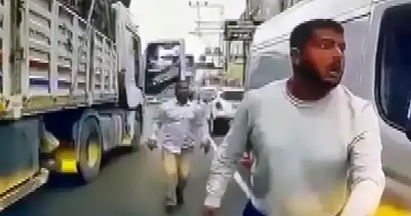 TIR’la otomobilin önünü kesip, sürücüyü tehdit eden baba ile oğlundan el hareketi iddiası