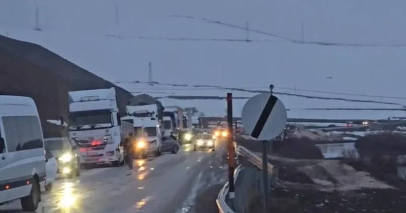 Yüksekova’da heyelan karayolunu yuttu, ilçenin çevre illerle ulaşımı kesildi
