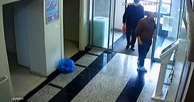 Sağlık merkezine çamurlu çizmelerini çıkarıp galoşla girdi; o anlar kamerada Malatya Haberleri