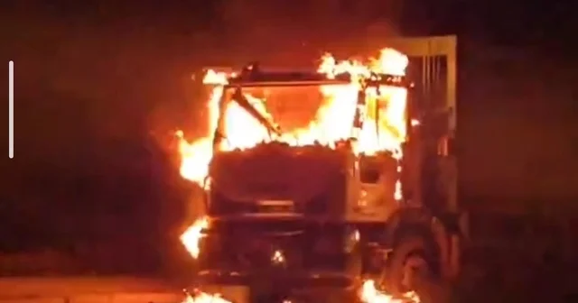 Van da çöp kamyonu alev alev yandı Van Haberleri