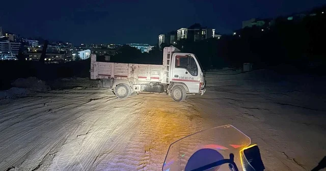 Kuşadası nda kaçak moloz dökerken suçüstü yakalanan kamyonet sürücüsüne ceza Aydın Haberleri