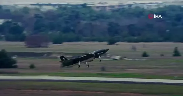 Türkiye nin insansız savaş uçağı KIZILELMA gökyüzünde