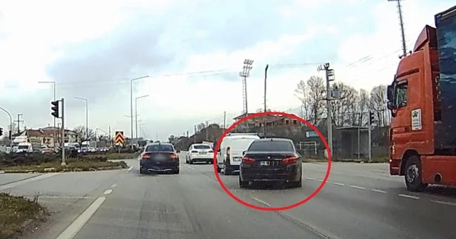 Trafikte tehlikeli hareketler Vurdumduymaz sürücüler trafiği tehlikeye düşürdü Samsun Haberleri