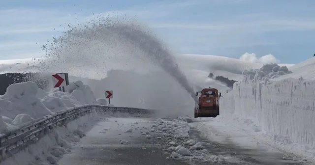 4 aydır ulaşıma kapalı olan 2 bin 600 rakımlı Bülbülan Geçidi nde karla mücadele Ardahan Haberleri