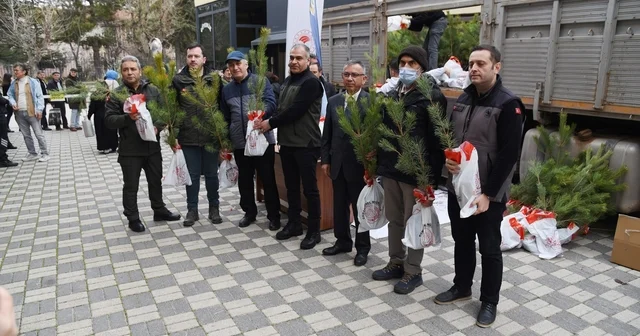 Eskişehir Orman Bölge Müdürlüğü nden fidan dağıtımı Hafta boyunca 4 bin fidan vatandaşlara hediye edilecek Eskişehir Haberleri