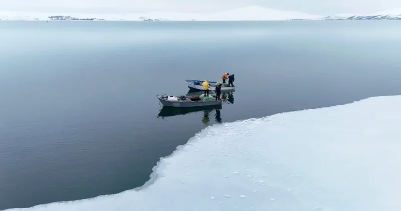 Buzun altında balık avlıyorlardı: Göl balıkçılarla dolup taştı