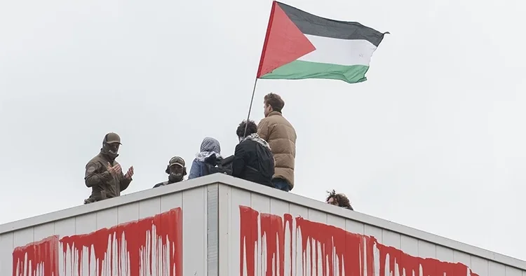 Aktivistler’den Rheinmetall’de Filistin gösterisi