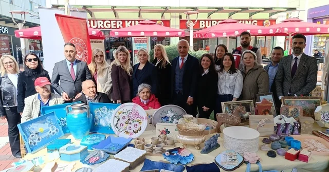 Edirne de huzurevi sakinlerinden el emeği göz nuru sergi El sanatlarını öğrenen huzurevi sakinleri ürünlerini sergiledi Edirne Haberleri