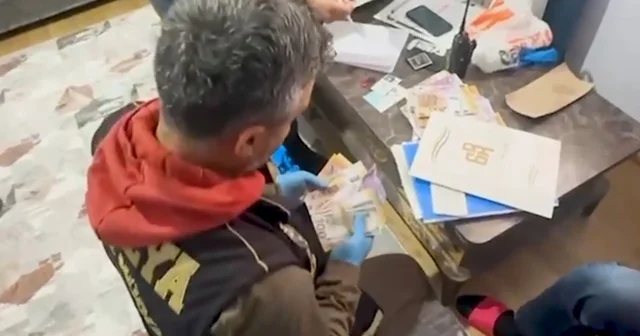 Yüksek kâr ve banka promosyonu vaadiyle 480 bin lira dolandırdılar Polis yalanıyla 4 ayrı vatandaşı dolandıran 3 şüpheliden 2 si tutuklandı Antalya Haberleri