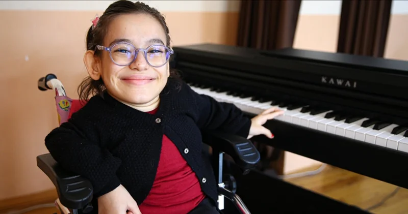 Cam kemik ve skolyoz hastası Zeynep Duru nun hayali sahnede piyano çalmak Sağlık Haberleri